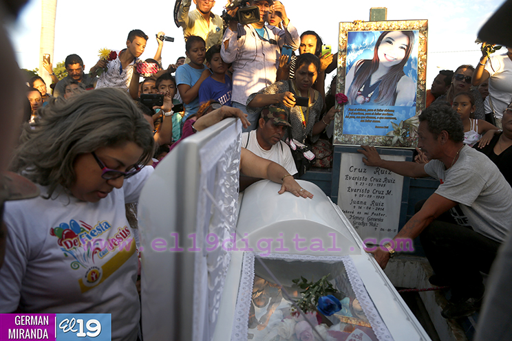 Dan último adiós a joven periodista fallecida en accidente de tránsito