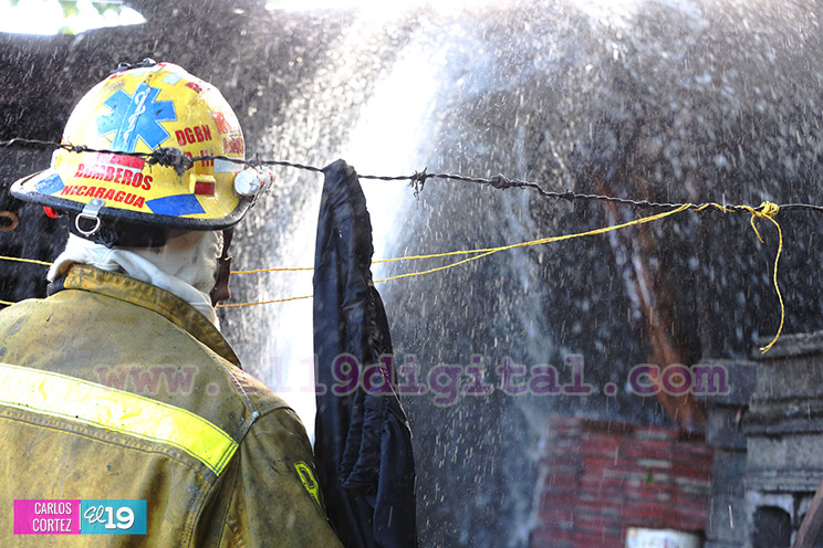 Bomberos controlan incendio en cuartería en barrio Javier Cuadra