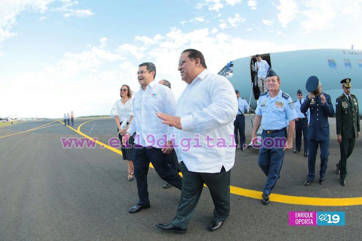 Presidente de Honduras participa en toma de posesión de Daniel y Rosario