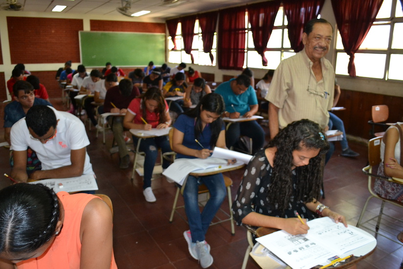 Miles de estudiantes realizan prueba de admisión de la UNAN-León