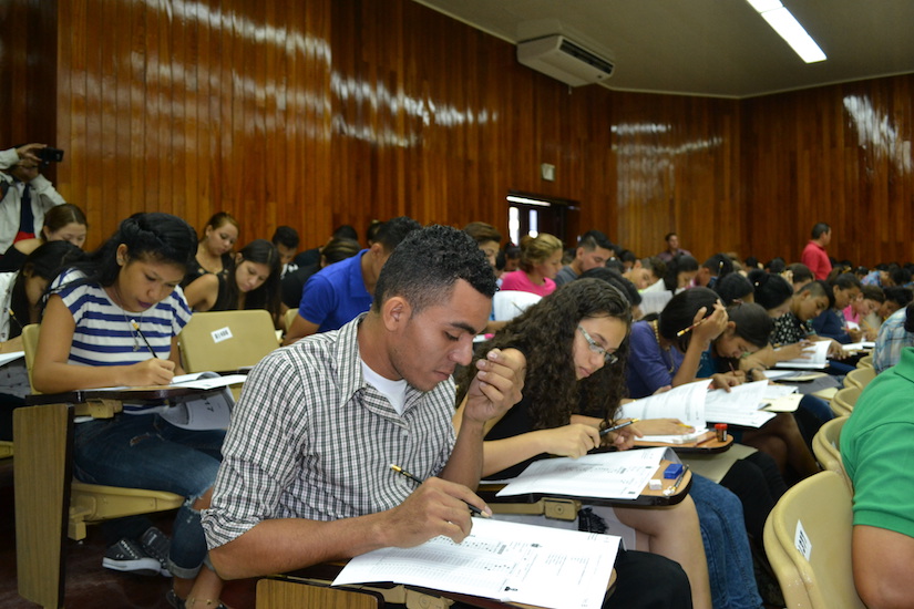 Miles de estudiantes realizan prueba de admisión de la UNAN-León