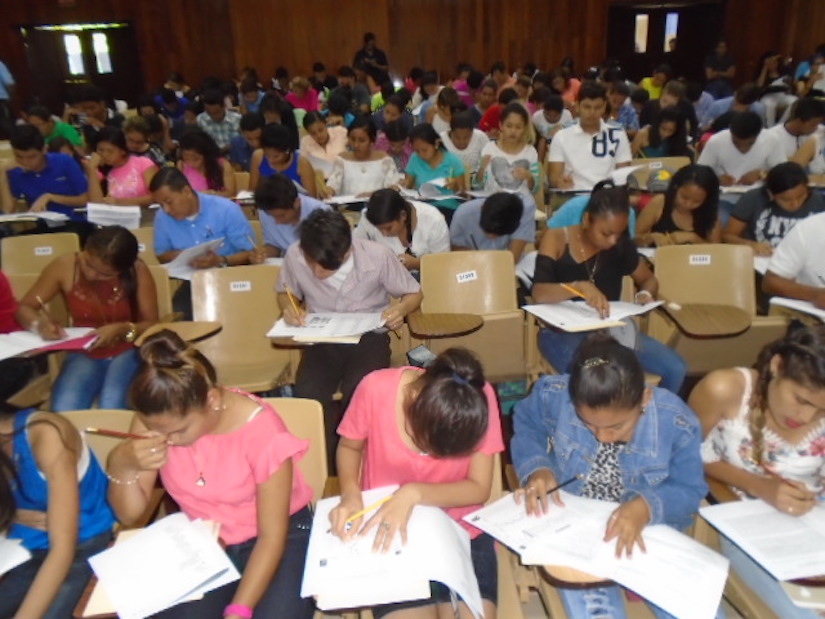 Miles de estudiantes realizan prueba de admisión de la UNAN-León