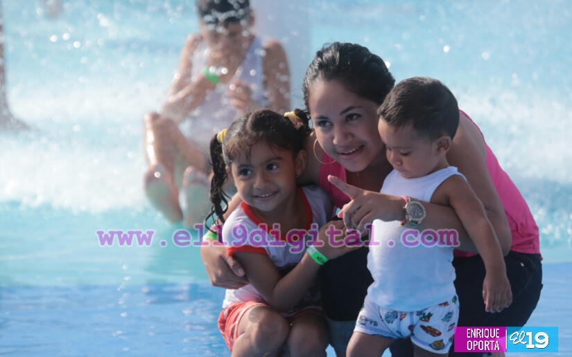 Niños disfrutan de sus vacaciones en Parque Acuático