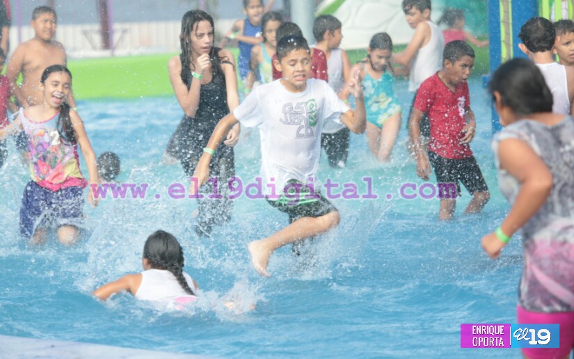 Niños disfrutan de sus vacaciones en Parque Acuático