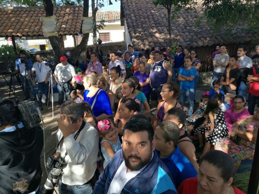 Le cantan Las Mañanitas al poeta Rubén Darío