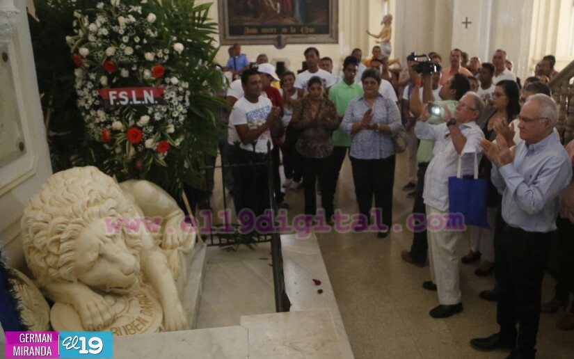 León deposita ofrenda floral a Rubén Darío