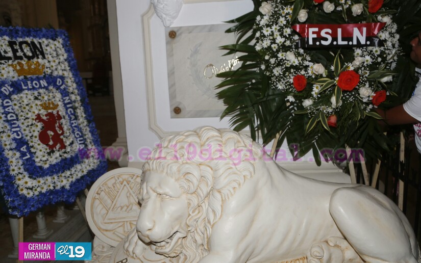 León deposita ofrenda floral a Rubén Darío