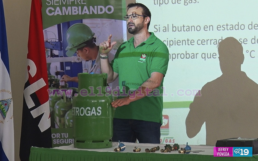 Bomberos refuerzan conocimientos sobre manejo adecuado de cilindros de gas
