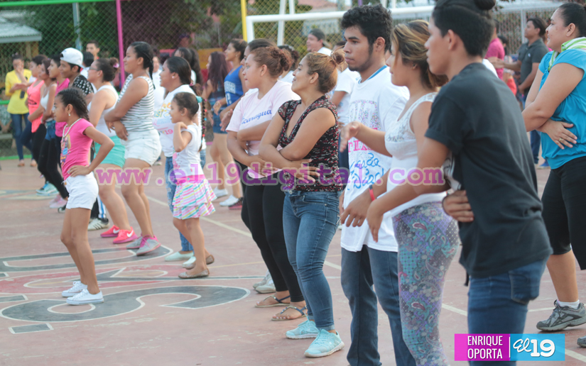 Jóvenes y adultos se ejercitan en amena tarde de aeróbicos