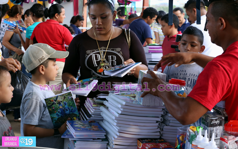 Desborde de compradores en Feria Escolar 