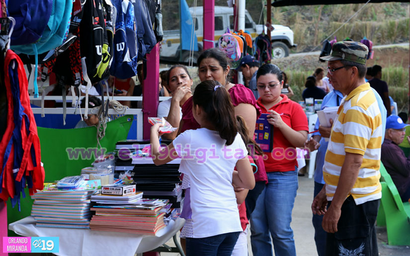 Desborde de compradores en Feria Escolar 