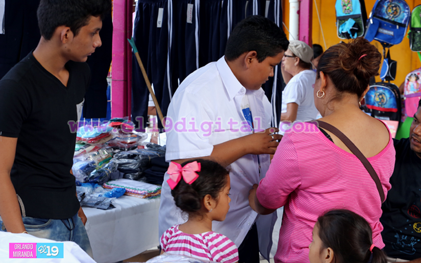 Desborde de compradores en Feria Escolar 
