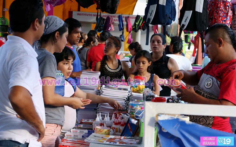 Desborde de compradores en Feria Escolar 