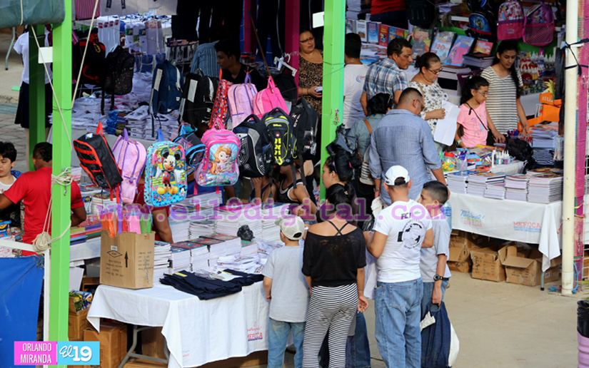 Desborde de compradores en Feria Escolar 