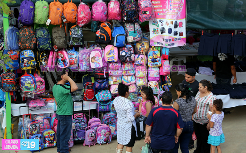 Desborde de compradores en Feria Escolar 