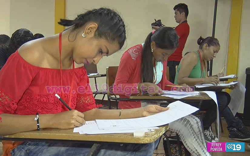 Miles en busca del sueño de estudiar una carrera universitaria