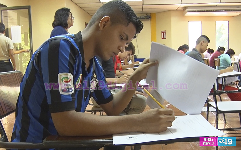 Miles en busca del sueño de estudiar una carrera universitaria