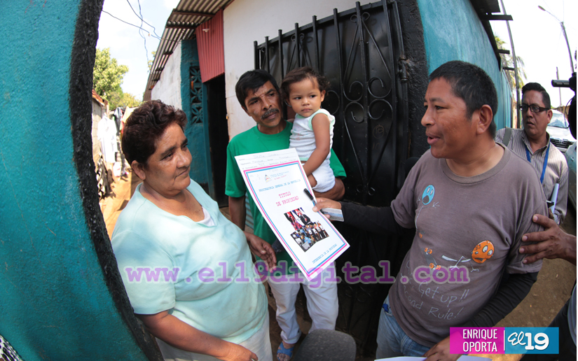 Entregan títulos de propiedad a más familias de Managua
