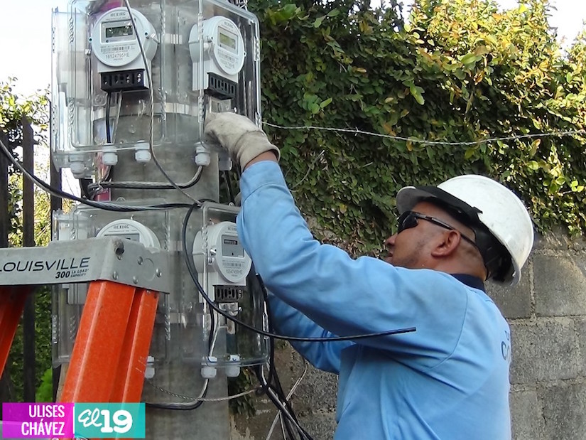 Gobierno lleva proyecto de electrificación a barrios de Granada