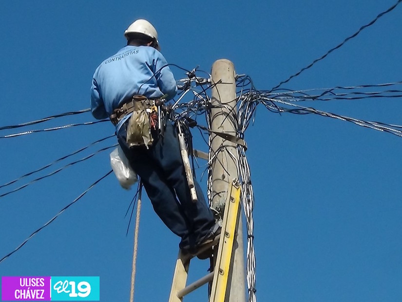 Gobierno lleva proyecto de electrificación a barrios de Granada