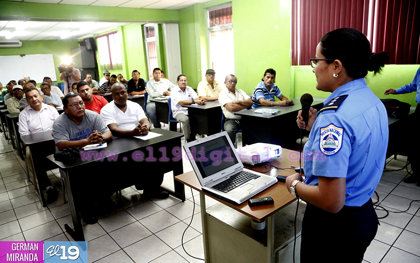Conductores del sector selectivo son capacitados en seguridad vial