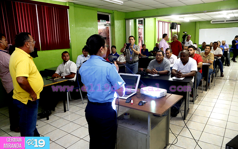 Conductores del sector selectivo son capacitados en seguridad vial