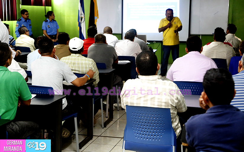 Conductores del sector selectivo son capacitados en seguridad vial