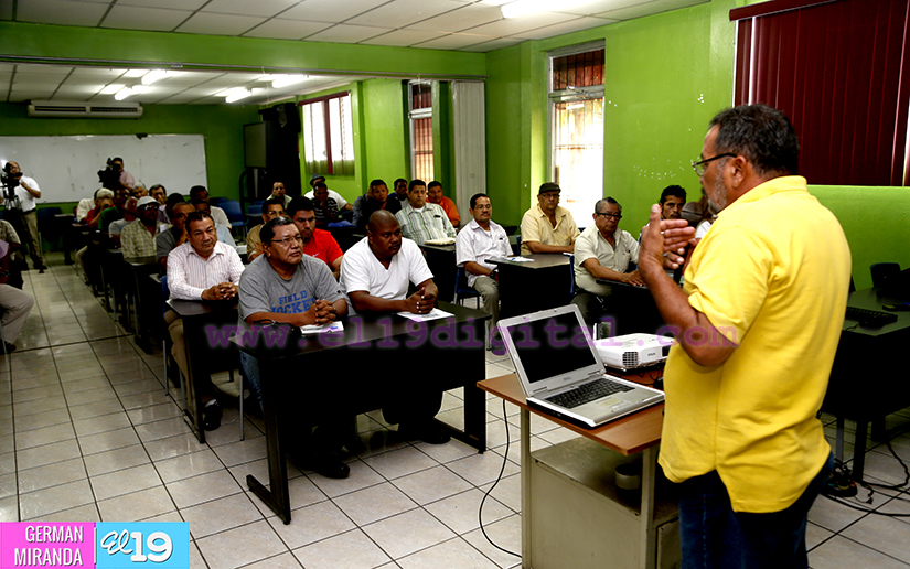 Conductores del sector selectivo son capacitados en seguridad vial