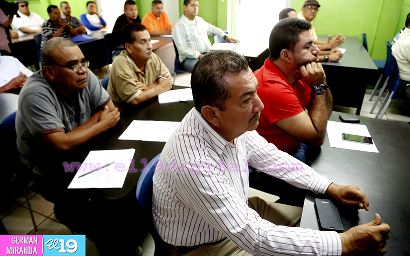 Conductores del sector selectivo son capacitados en seguridad vial