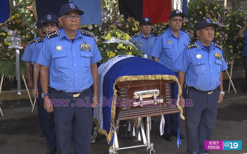Familiares, amigos y compañeros de trabajo despiden al Subinspector Julio César Narváez 