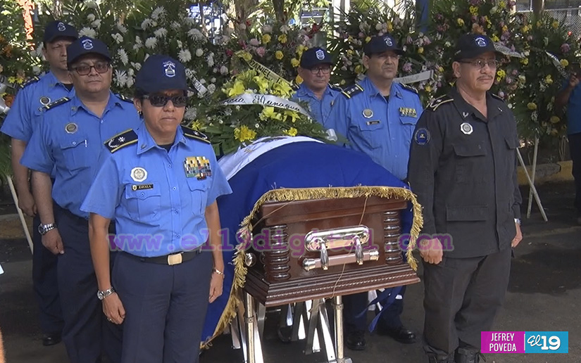 Familiares, amigos y compañeros de trabajo despiden al Subinspector Julio César Narváez 