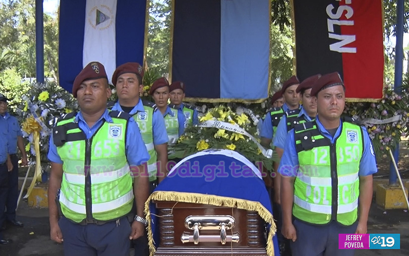 Familiares, amigos y compañeros de trabajo despiden al Subinspector Julio César Narváez 