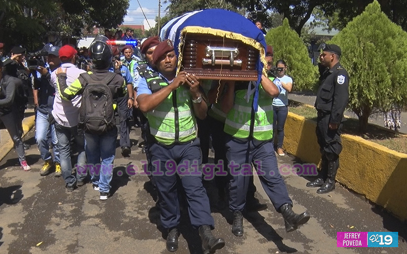Familiares, amigos y compañeros de trabajo despiden al Subinspector Julio César Narváez 