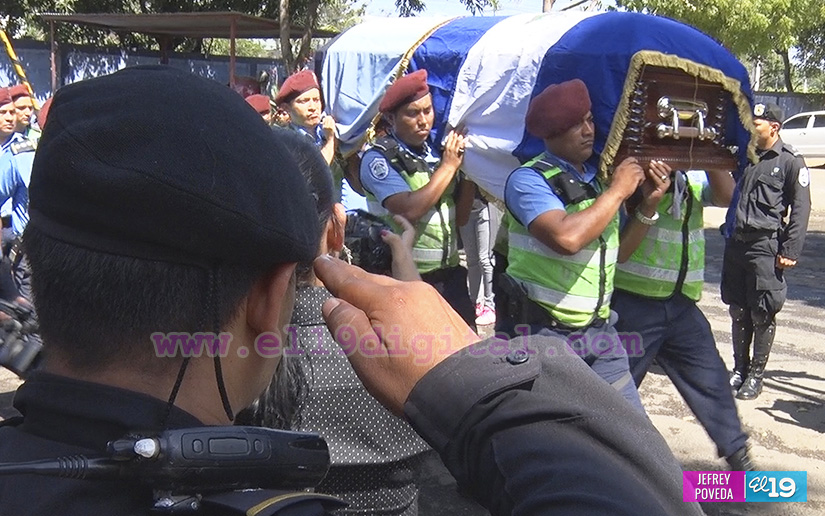 Familiares, amigos y compañeros de trabajo despiden al Subinspector Julio César Narváez 