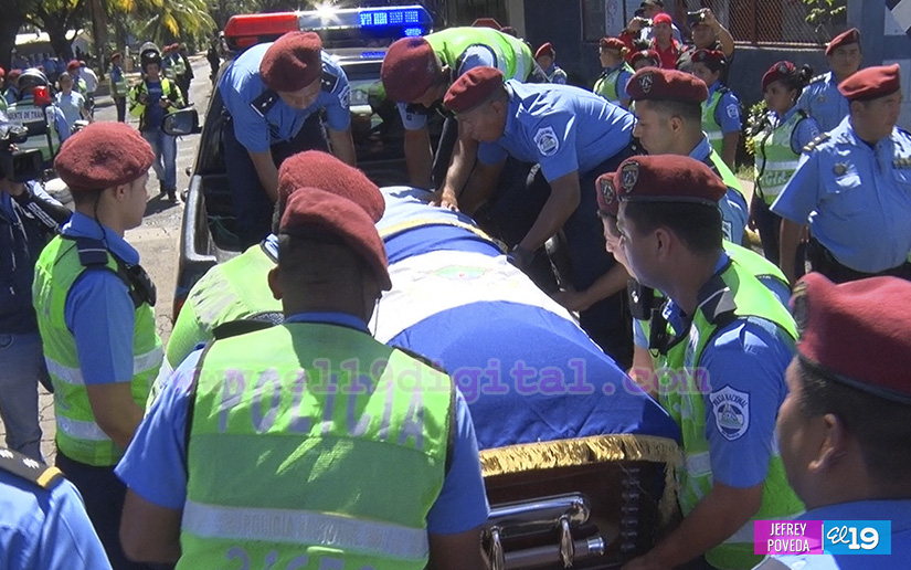 Familiares, amigos y compañeros de trabajo despiden al Subinspector Julio César Narváez 