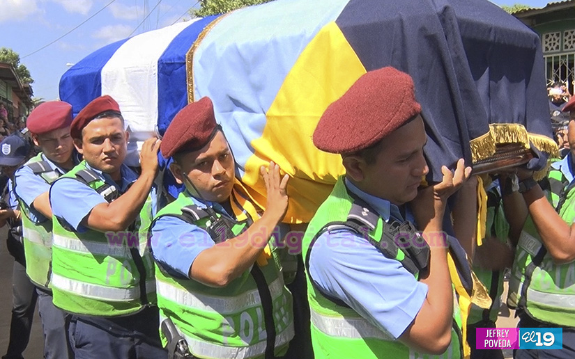 Familiares, amigos y compañeros de trabajo despiden al Subinspector Julio César Narváez 
