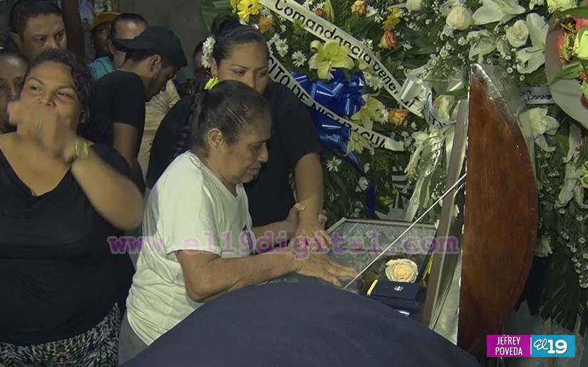 Familiares, amigos y compañeros de trabajo despiden al Subinspector Julio César Narváez 