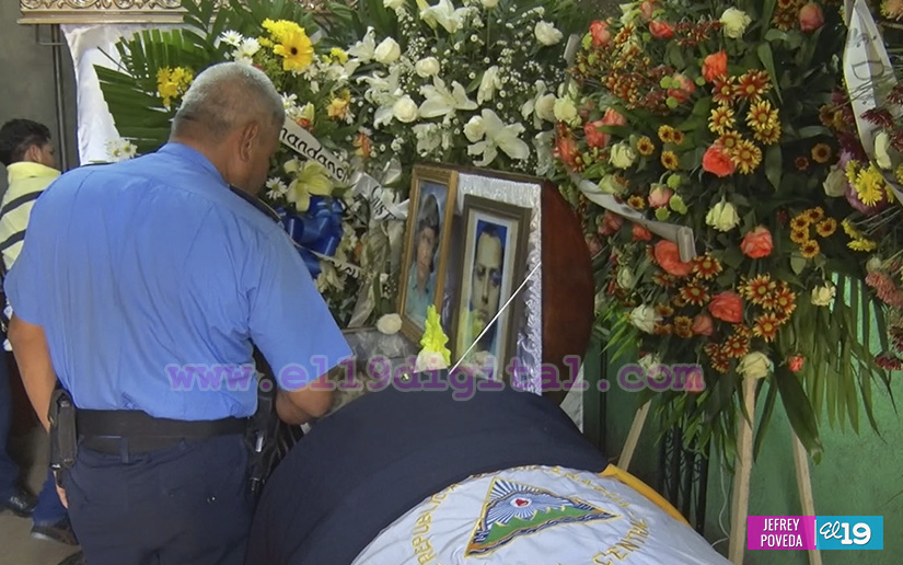Familiares, amigos y compañeros de trabajo despiden al Subinspector Julio César Narváez 