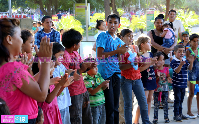 Payasos alegran la tarde de decenas de niños en el Parque Luis Alfonso Velásquez