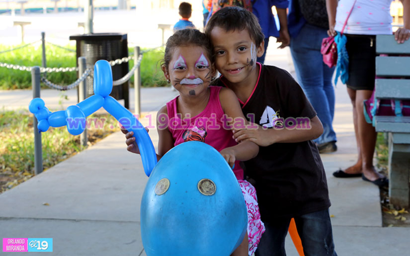 Payasos alegran la tarde de decenas de niños en el Parque Luis Alfonso Velásquez