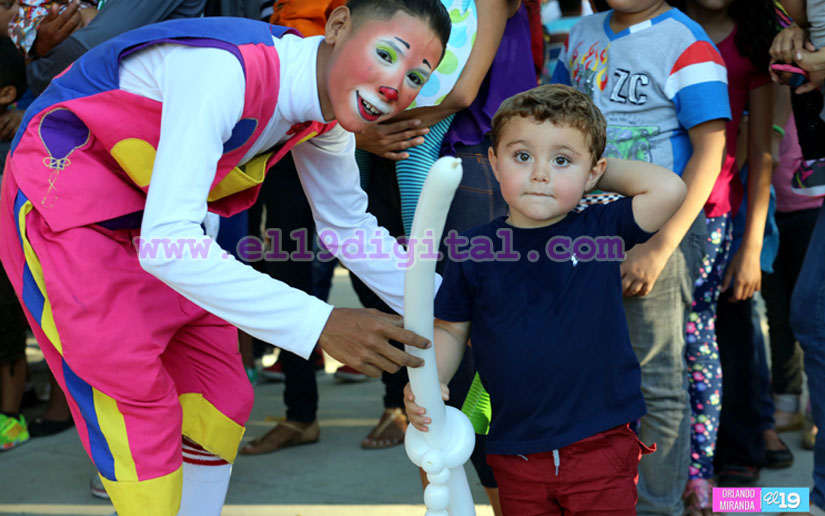 Payasos alegran la tarde de decenas de niños en el Parque Luis Alfonso Velásquez