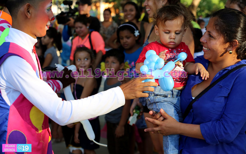 Payasos alegran la tarde de decenas de niños en el Parque Luis Alfonso Velásquez
