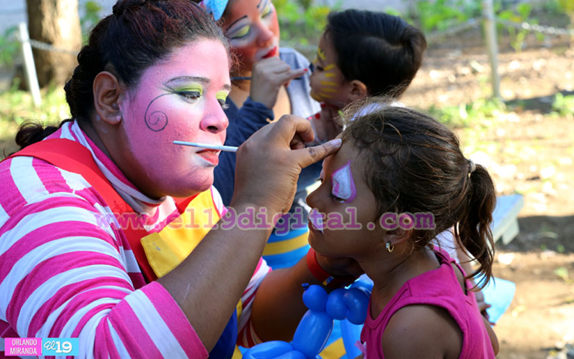 Payasos alegran la tarde de decenas de niños en el Parque Luis Alfonso Velásquez