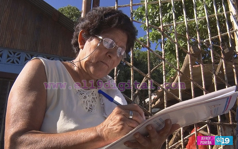 Entrega de títulos de propiedad alegra a las familias en fin de semana