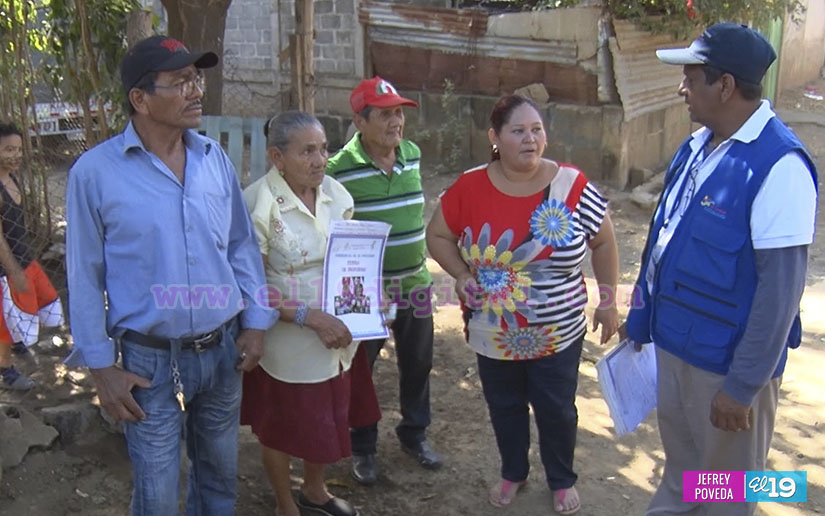 Entrega de títulos de propiedad alegra a las familias en fin de semana
