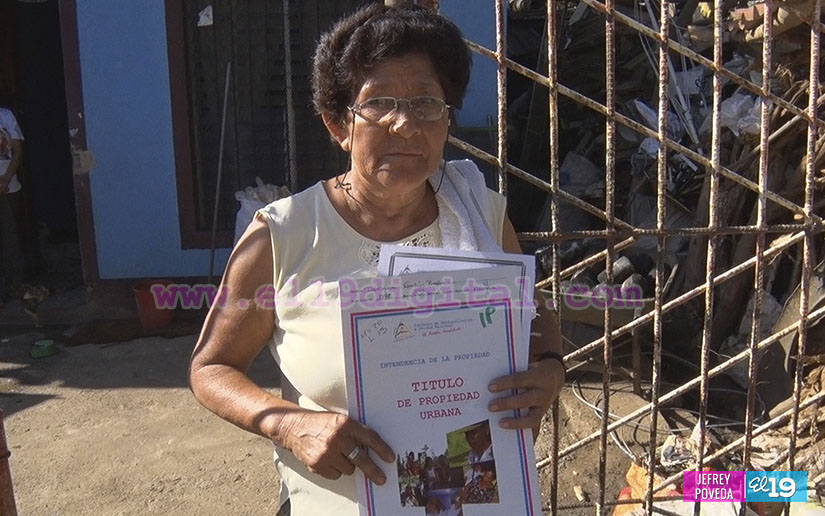 Entrega de títulos de propiedad alegra a las familias en fin de semana