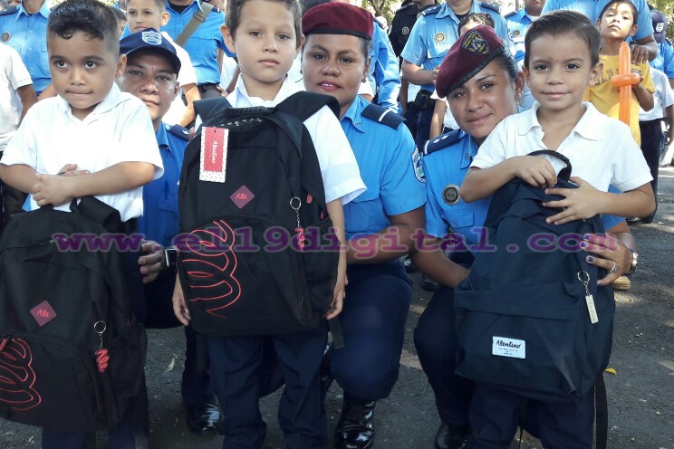 Hij@s de policías reciben mochilas y uniformes escolares
