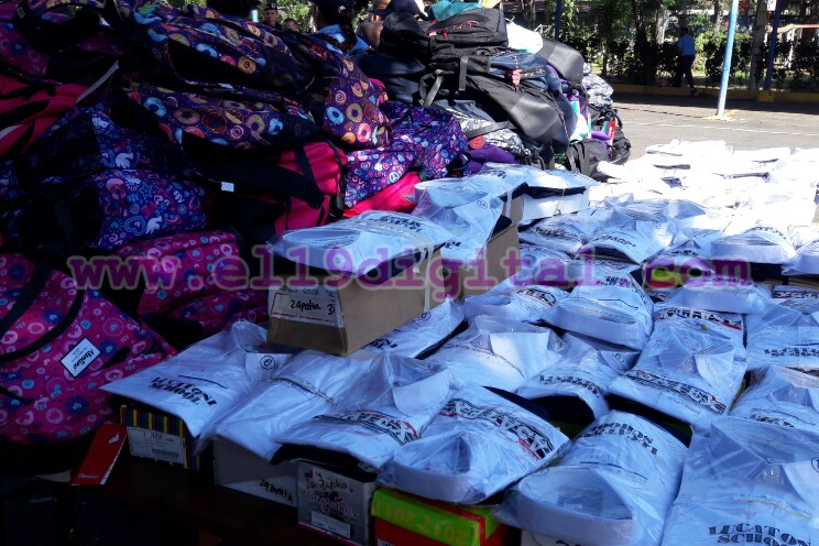 Hij@s de policías reciben mochilas y uniformes escolares