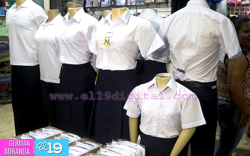 Población continúa adquiriendo productos escolares