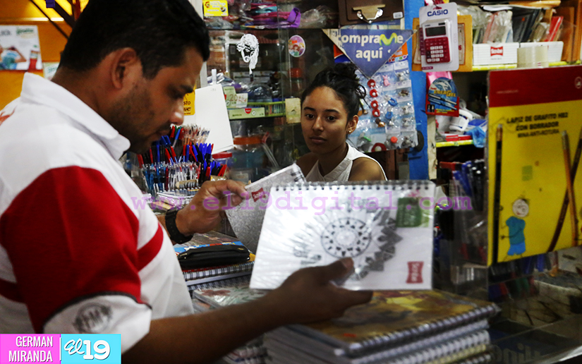 Población continúa adquiriendo productos escolares